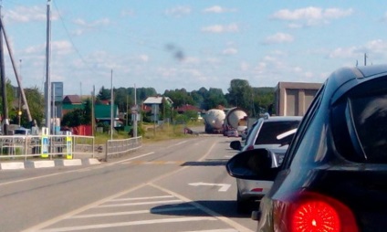 Îndepărtarea firelor de la un trec de cale ferată pe drumul spre Kamensk-Uralsky a adunat un imens blocaj de trafic
