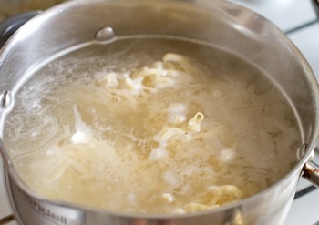 Stir-fray a csirke tojással tésztával - házi receptek fotóval lépésről lépésre!