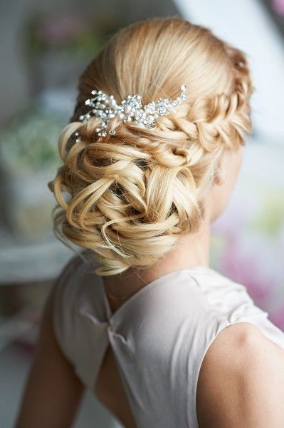 Esküvői frizurák hosszú hajra, gyönyörű csomaggal a fotógaléria mögött