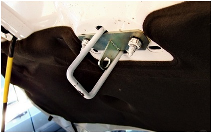 Instalarea unei încuietori pe capota crește gradul de protecție a mașinii