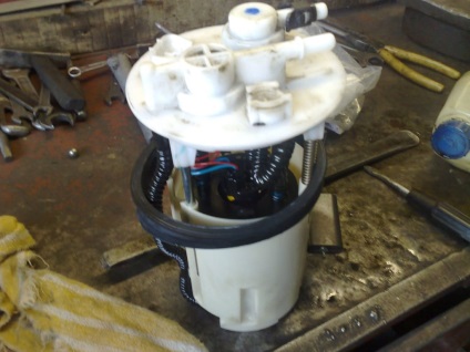 Dispozitivul și repararea unei pompe de combustibil pentru Mitsubishi Outlander