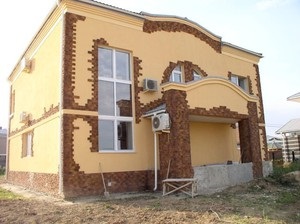 Variante de acoperire exterioară a zidurilor unei fațade a casei și moduri de mobilare