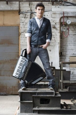 Celebritate versiune de imprimare acum câteva cuvinte și fotografii despre acordeonist-virtuosul Pete Dranga