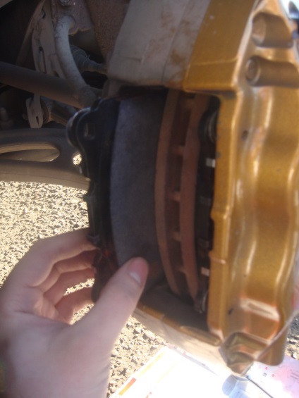 Înlocuirea plăcuțelor de frână pe etrierele cu patru pistoane din brembo aur pe subaru impreza