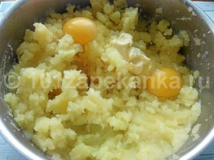 A sütőben lévő májból készült sültkrumpli lépésről lépésre készít egy receptet egy fotóval