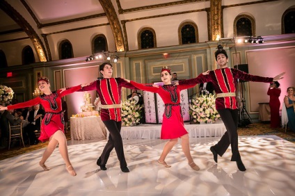 Ah, ez az esküvő egy örmény ünneplés a menyasszonyok oldalain