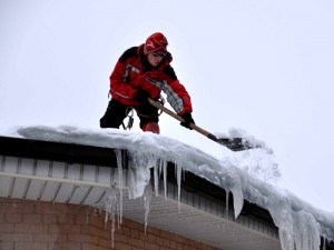 Lupta cu zăpada pe acoperiș - soluții la problemă