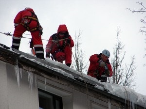 Lupta cu zăpada pe acoperiș - soluții la problemă
