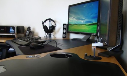 бюрото от ъглов компютър е различно от обичайните как да изберем компютър маса - пряко или