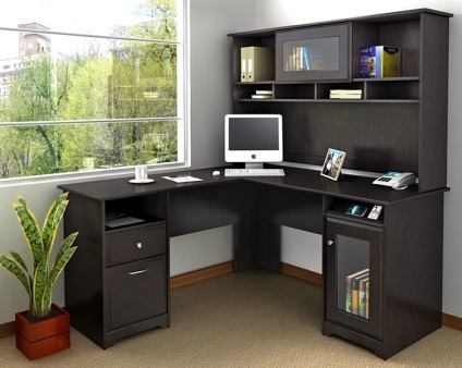 бюрото от ъглов компютър е различно от обичайните как да изберем компютър маса - пряко или