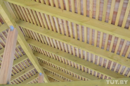 Acoperișul din lemn ca pe o punte de aspen pentru a face un acoperiș pentru casă