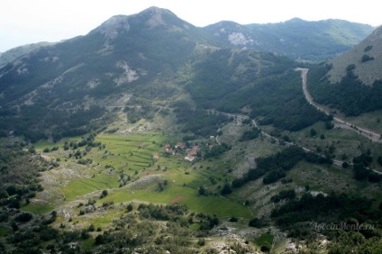 A hegyhez vezető út okos, ahonnan Montenegró, a nemzeti park felé vezető út Negus falán keresztül