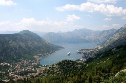 A hegyhez vezető út okos, ahonnan Montenegró, a nemzeti park felé vezető út Negus falán keresztül