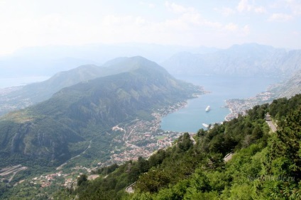 A hegy felé vezető út okos, ahonnan Montenegró, a nemzeti park felé vezető út Negus falán keresztül