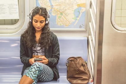 Ha egy ember esett a sínekre a metró ajánlásában, ami életeket ment meg!