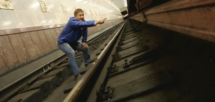 Dacă o persoană a căzut pe șine în recomandarea de metrou, care va salva vieți!