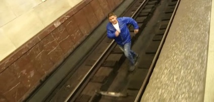Dacă o persoană a căzut pe șine în recomandarea de metrou, care va salva vieți!