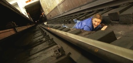 Ha egy ember esett a sínekre a metró ajánlásában, ami életeket ment meg!