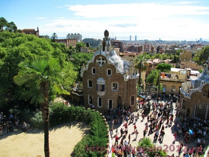 Piața principală a parcului este un güell, o bancă fără sfârșit