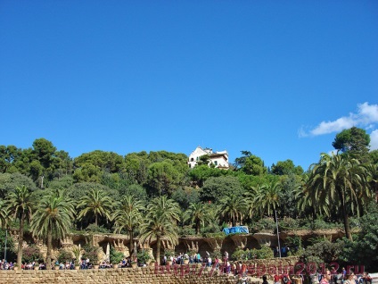 Piața principală a parcului este un güell, o bancă fără sfârșit