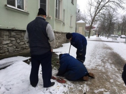 Dintr-o gaură în asfalt se putea vedea o față a pisicii ... trecătorii buni - prin salvarea vieții unei pisici fără adăpost!