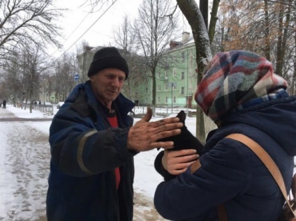 От дупка в асфалта може да види муцуната на котката ... вид минувач спаси живота на бездомни котки!