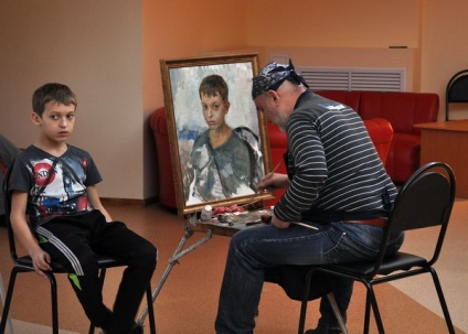 Artistul celebru Voronej a creat un portret al unui băiat în fața copiilor - o artă frumoasă