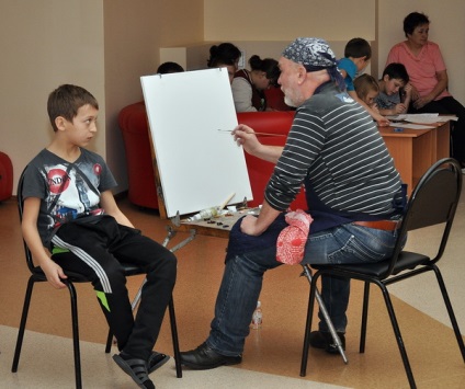 Artistul celebru Voronej a creat un portret al unui băiat în fața copiilor - arta frumoasă
