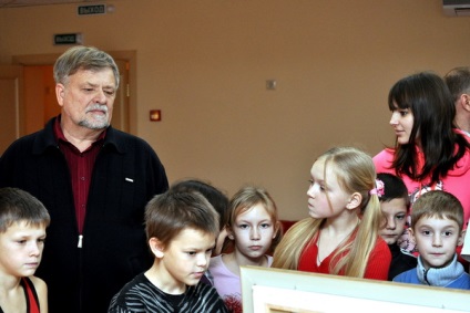 Artistul celebru Voronej a creat un portret al unui băiat în fața copiilor - o artă frumoasă