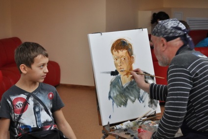 Artistul celebru Voronej a creat un portret al unui băiat în fața copiilor - o artă frumoasă