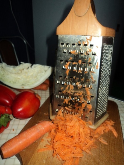Hogyan savanyítsuk meg a káposztát egy dobozban, egyszerűen főzni borssal és sárgarépával - lépésről-lépésre receptet egy fotóval