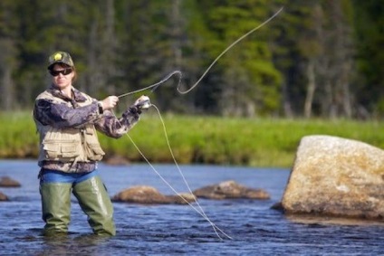 Cum să pescuiască într-un râu furtunos prins somonul care se rotește în râurile muntoase din estul îndepărtat