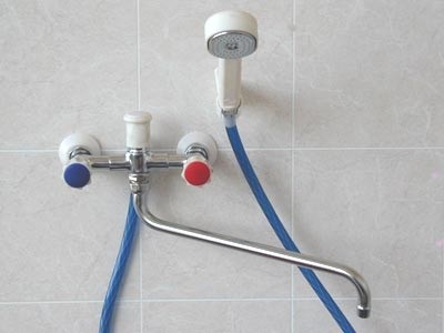 Как да се сложи кранчето в банята инструкции видео монтаж с ръцете си, особено съединение