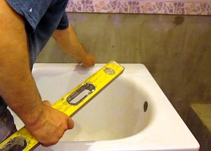 Как да инсталирате баня с ръцете си в банята