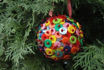 Cum sa faci o minge de ornamente de pomul de Craciun cu butoane cu mainile tale