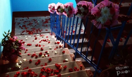 Cum să decorezi o casă cu petale de trandafir pentru o seară romantică
