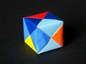 Cuburi de origami de diferite forme și modele în micro detaliate