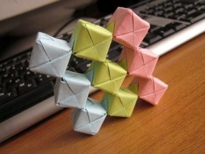 Cube origami lehetőségek és szerelési diagramok a fotó és videó a mikro