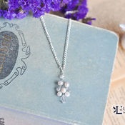 Cumpărați colier de nuntă pe gâtul unei decorațiuni de nunți pe spatele mirelui într-un magazin online de la târg