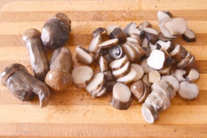 Ciuperci de ciuperci cu cartofi într-o oală - rețetă cu o fotografie