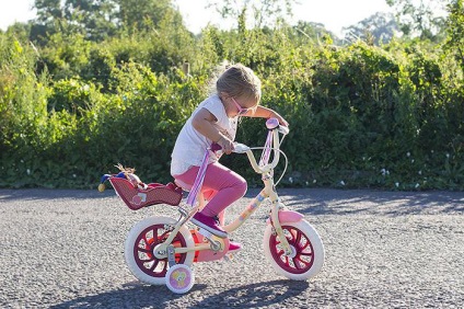 A legjobb kerékpár 2 éves gyermek számára