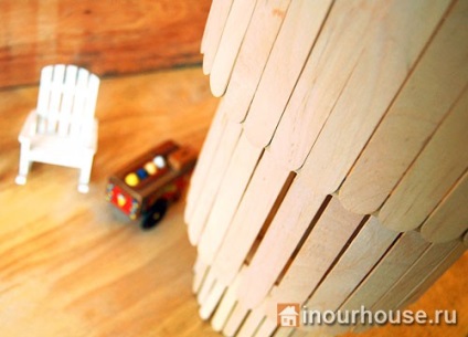 Candelabru cu mâinile lor făcute din bastoane de lemn, în casa noastră
