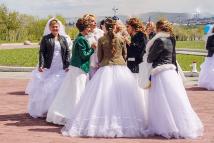 A Magnitogorsk menyasszonyok felvonulást készítettek