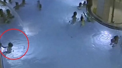 Băiatul aproape sa înecat în piscina publică și nimeni nu a observat-o în lume
