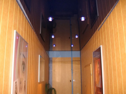Stretched tavan pe coridor - fotografie de design interior