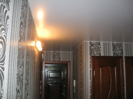 Stretched tavan pe coridor - fotografie de design interior
