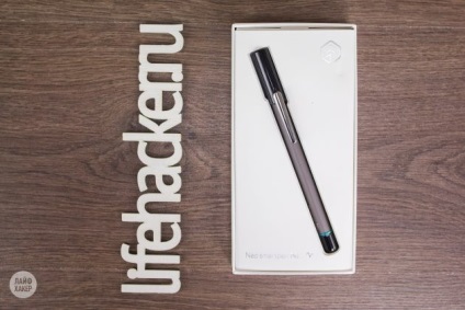 Neo smartpen n2 toll, amely egyszerre írja papírra és okostelefonra