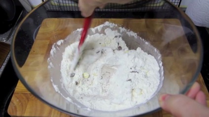 A jégkrémet liszttel keverte, és tegye a sütőbe