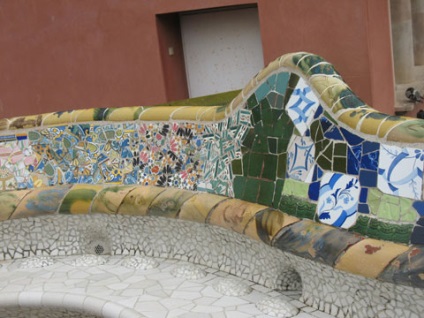 Park Guell din Barcelona, ​​o bancă anatomică a lui Antonio Gaudi