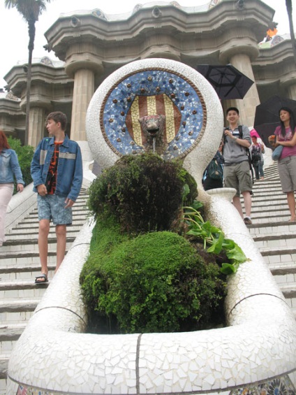 Park Guell din Barcelona, ​​o bancă anatomică a lui Antonio Gaudi